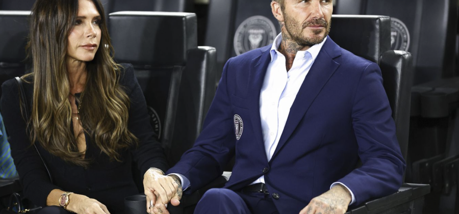 David a Victoria Beckhamovi znovu vytvořili svůj ikonický svatební vzhled k 25. výročí