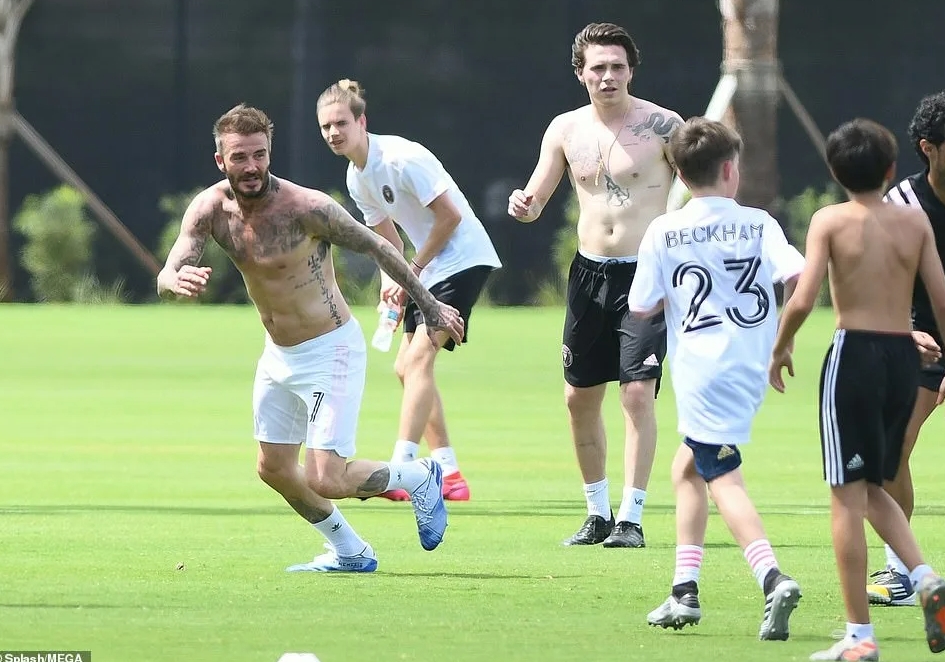Když Beckham uviděl sochu, obrátil se na sociální sítě